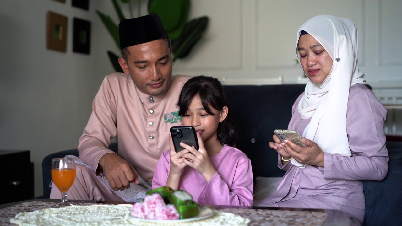 年轻的穆斯林女孩收到通过智能手机发送的数字货币礼物视频下载