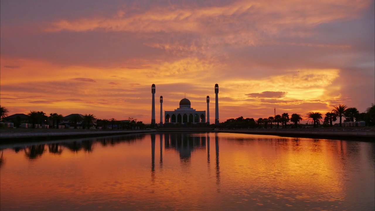 4K延时镜头美丽的清真寺和美丽的日落视频素材