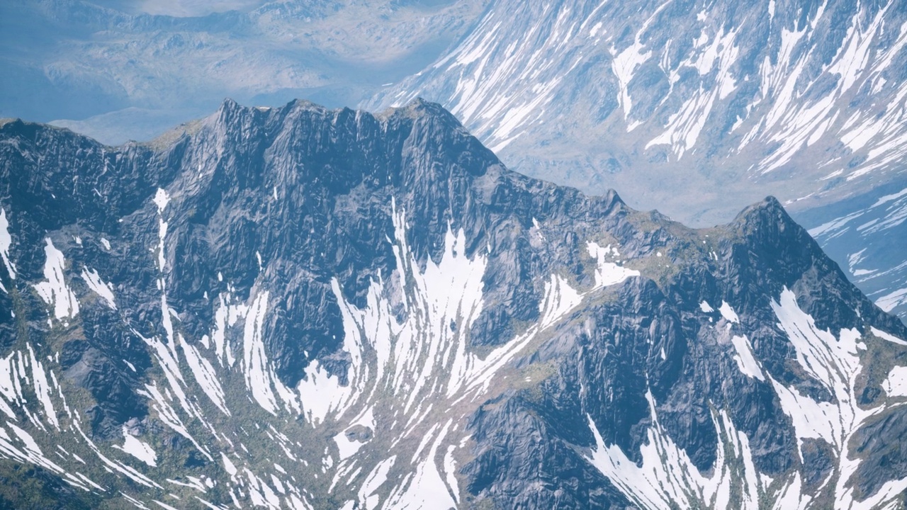 鸟瞰白雪覆盖的山景视频下载