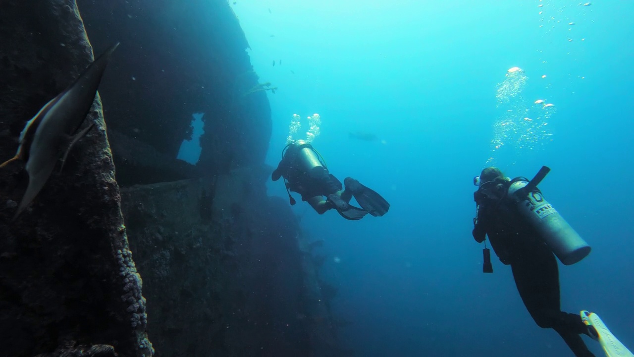 人们在海洋中探索沉船的4k视频片段视频下载
