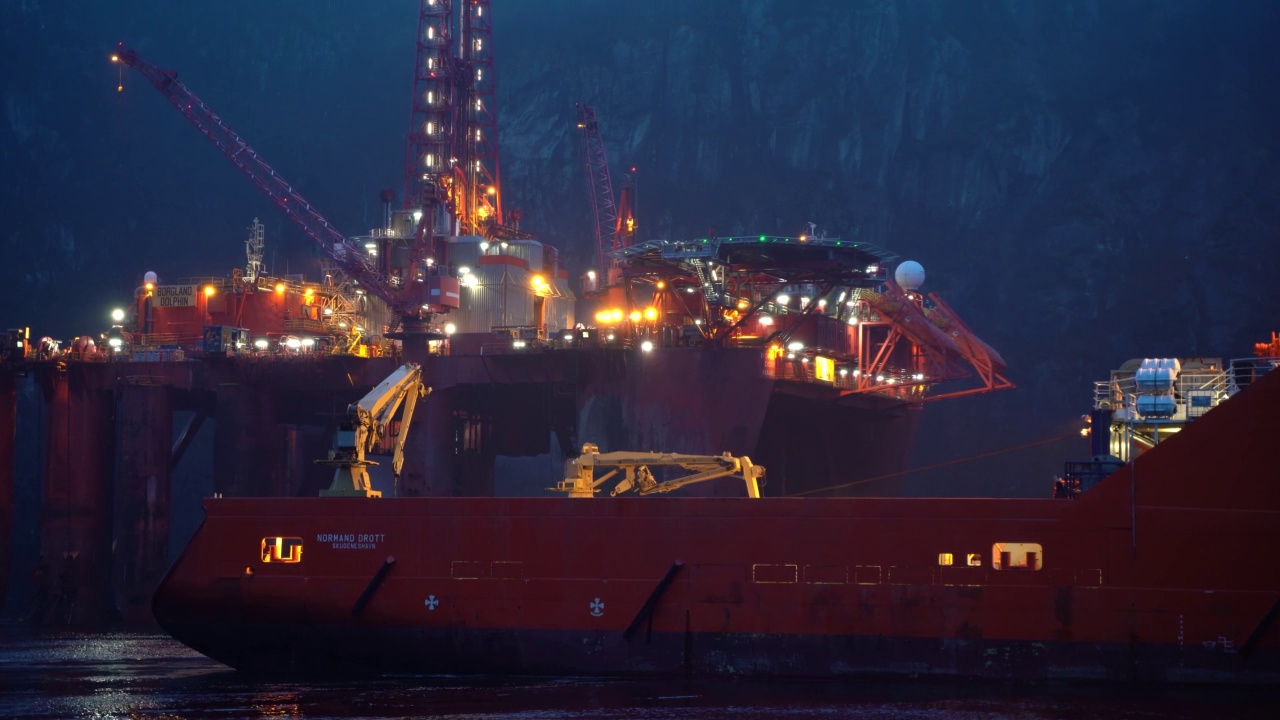 挪威峡湾的石油钻井平台视频素材