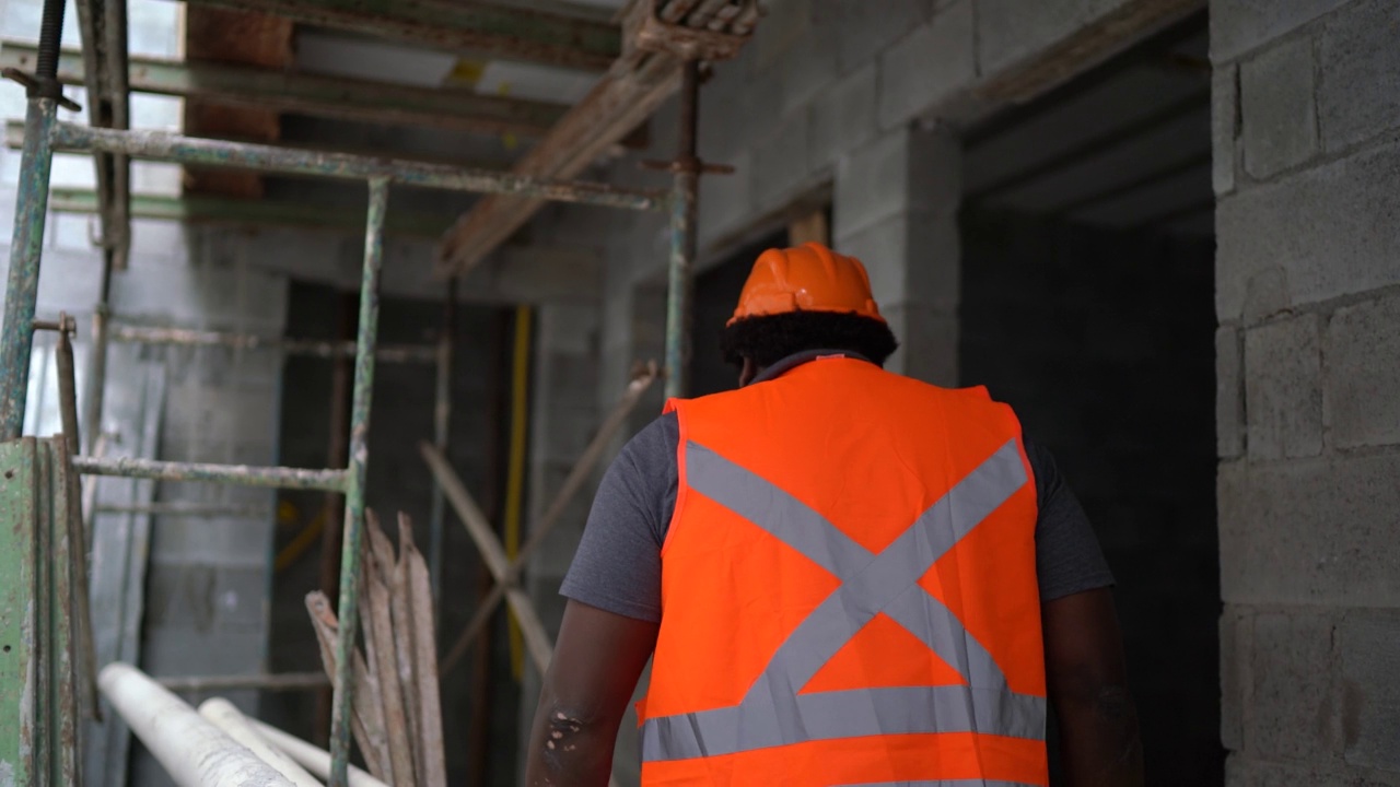 在建筑工地穿著制服及防护工作服的建筑工人视频素材