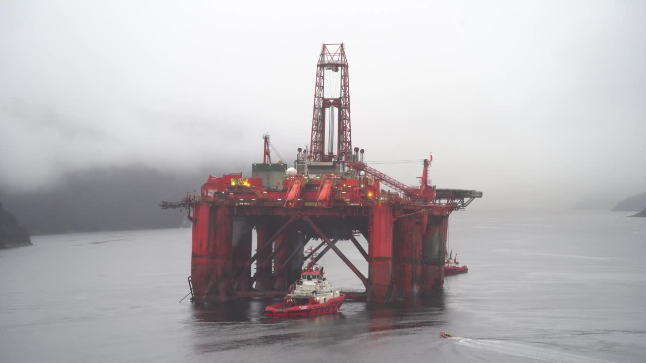 挪威狭窄峡湾的石油平台。视频素材