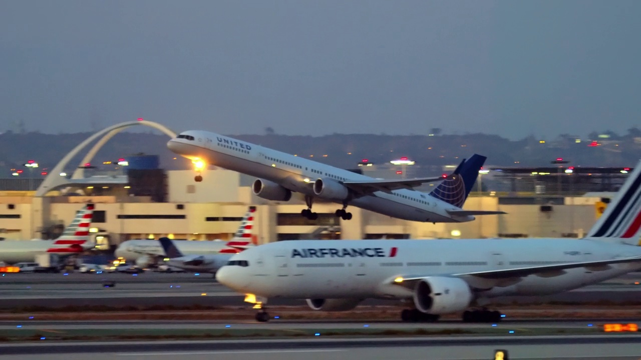 客机黄昏时分从洛杉矶国际机场起飞视频素材
