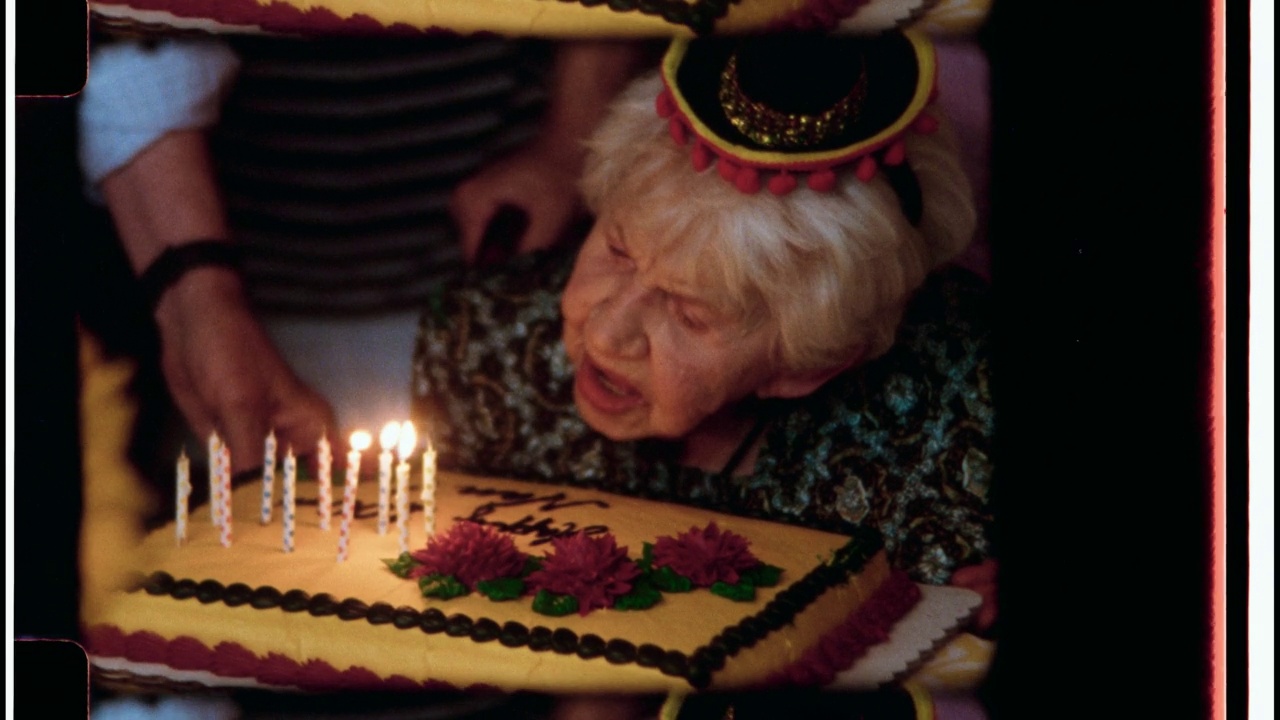 一位女士在百岁生日派对上吹蜡烛视频下载