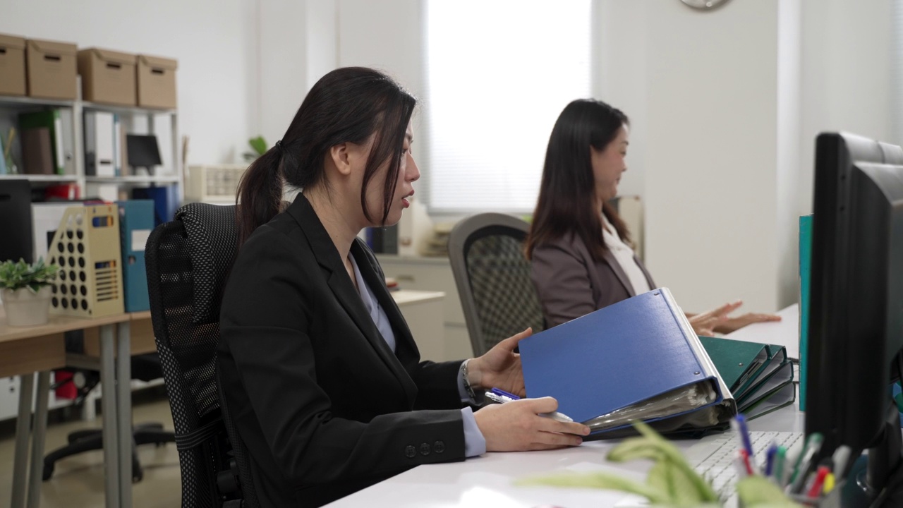 亚洲女性在下班时间从经理和同事那里得到更多的工作。她看着别人离开办公室，脸上带着困惑的表情视频下载