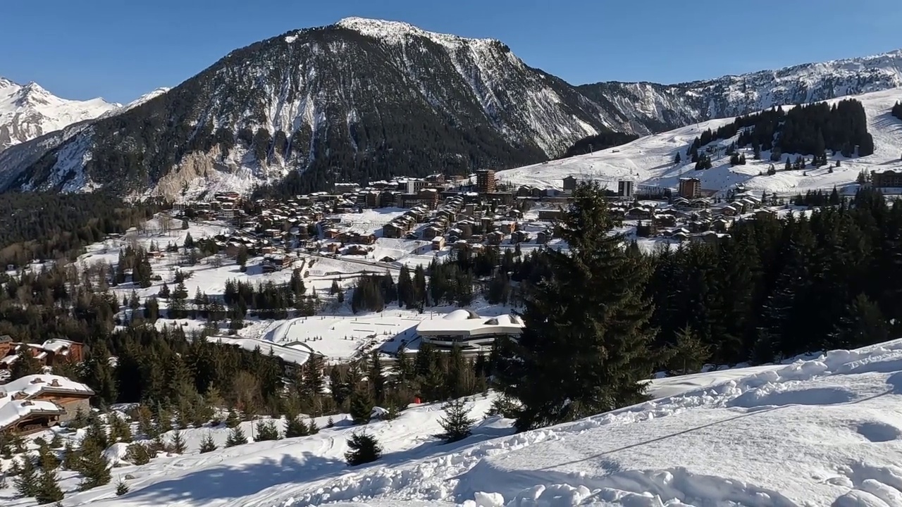 法国阿尔卑斯山一个滑雪胜地的冬季风景视频素材