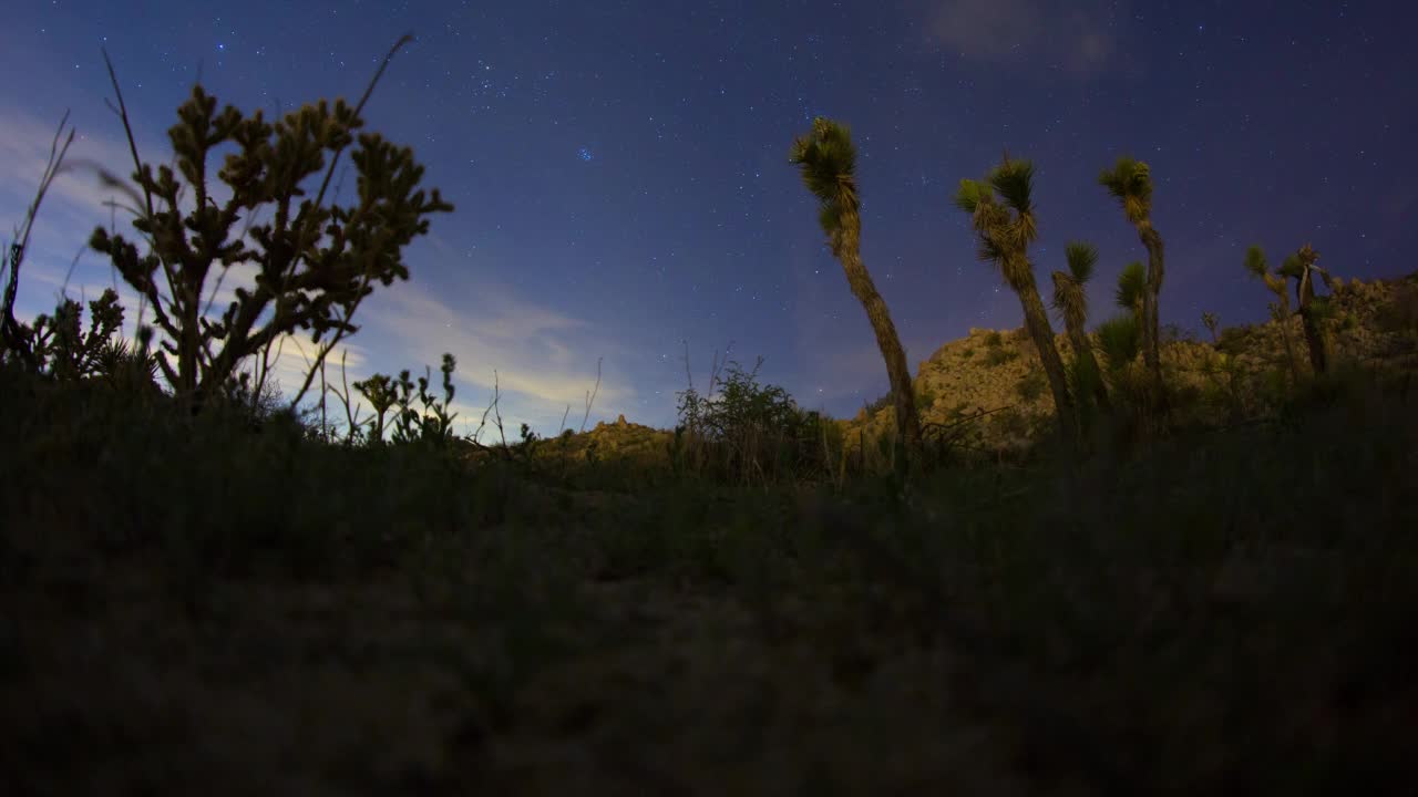 夜空星空轨迹沙漠全景延时4K视频素材
