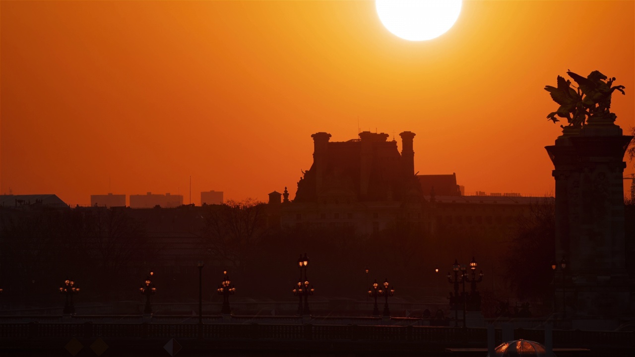 巴黎，法国，时间流逝-卢浮宫博物馆和亚历山大三世桥在日出期间的特写剪辑视频素材