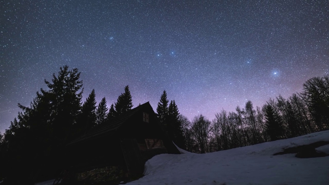 在野外森林自然的小木屋上，繁星点点的夜空和繁星点点视频下载