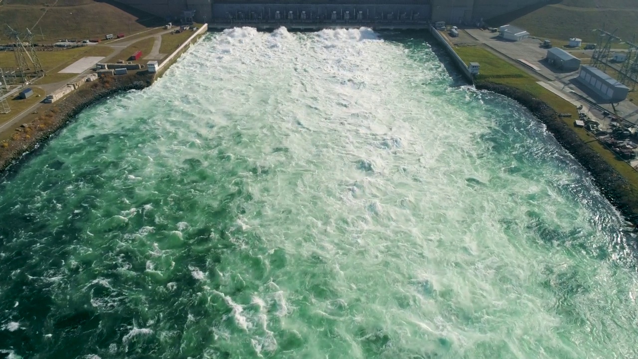 淡水储量巨大。水力能源巨型水库湖无人机镜头。视频素材