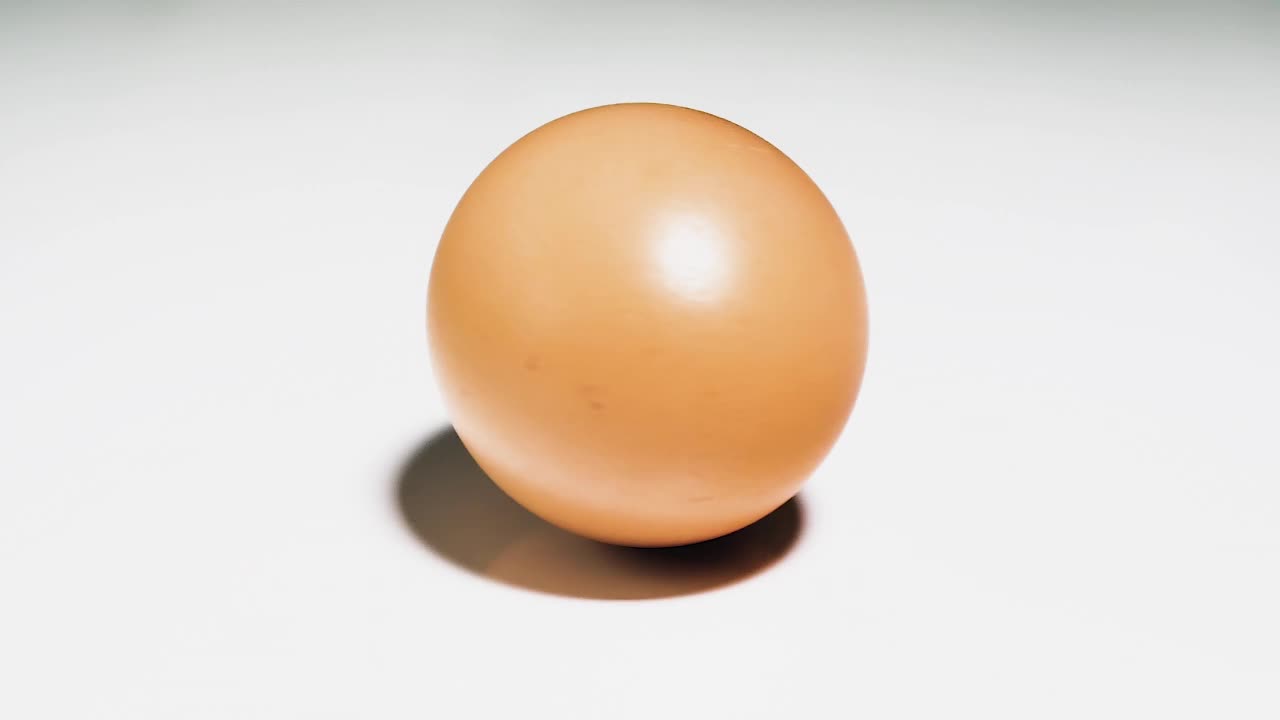 鸡蛋在白色背景下分离，鸡蛋在白色背景下旋转视频下载