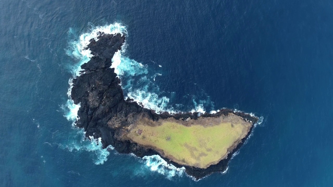 从空中俯视独特的热带岛屿视频素材