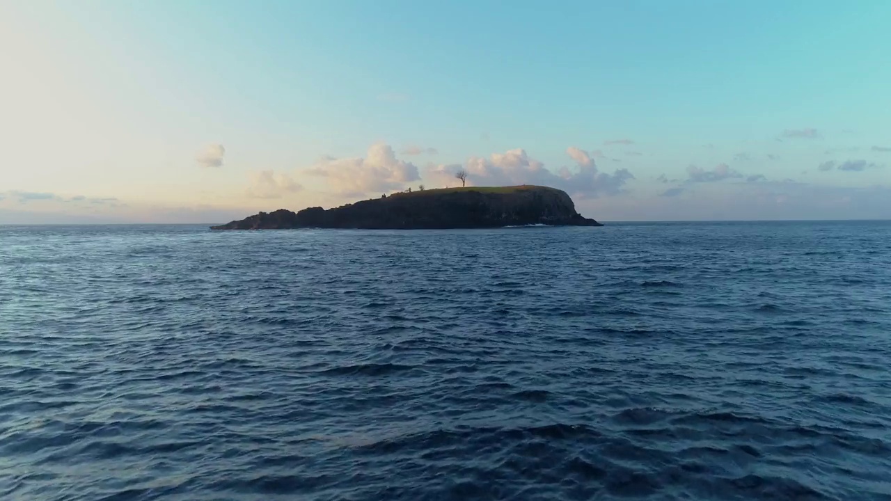 日落时独特美丽的热带小岛的航拍镜头视频素材