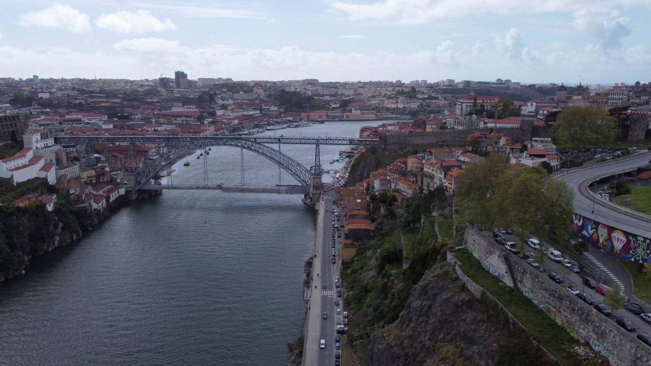 多云的葡萄牙波尔图的Dom Luis I桥鸟瞰图视频素材
