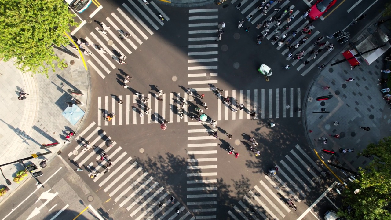 无人机视角的城市街道交叉口视频素材