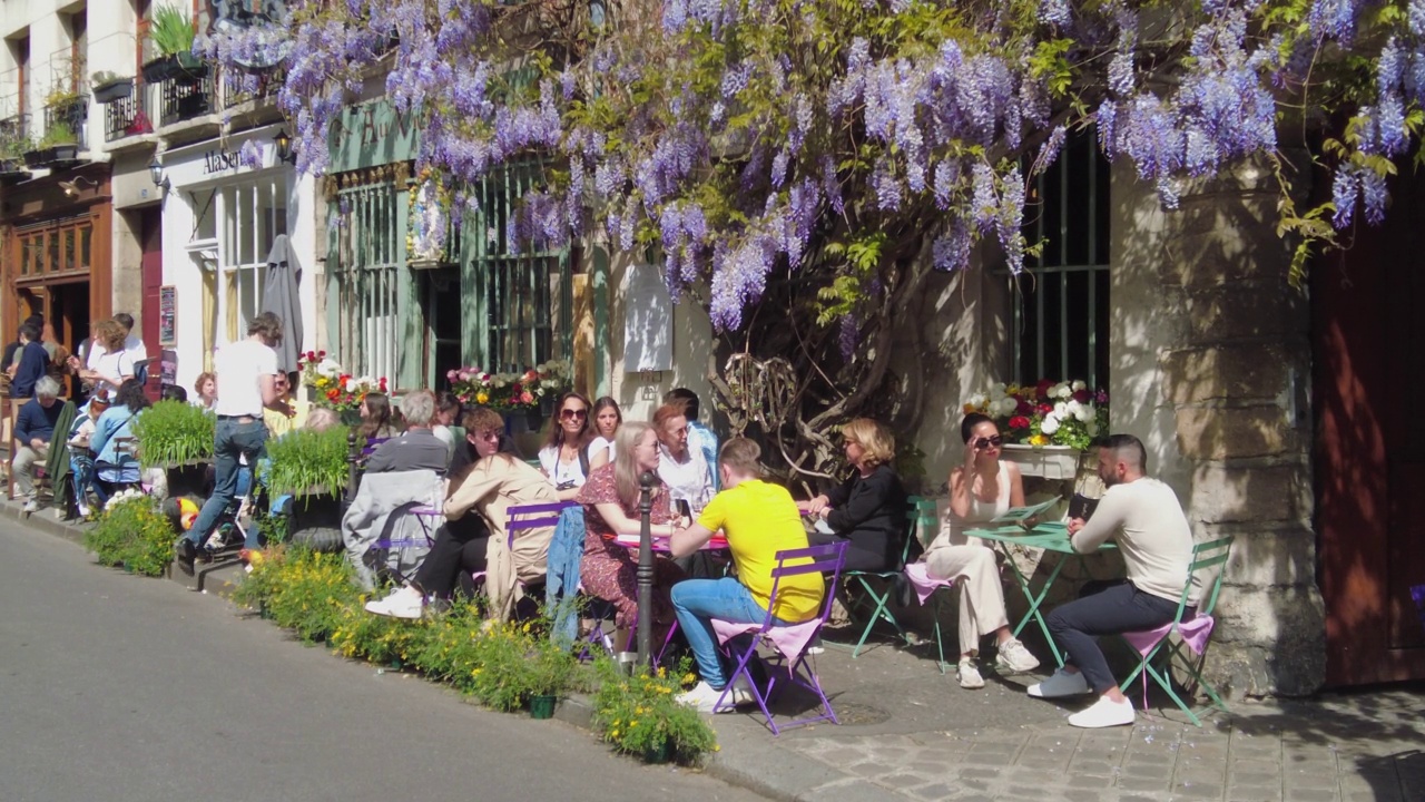 人们坐在巴黎café餐厅的露台上视频素材