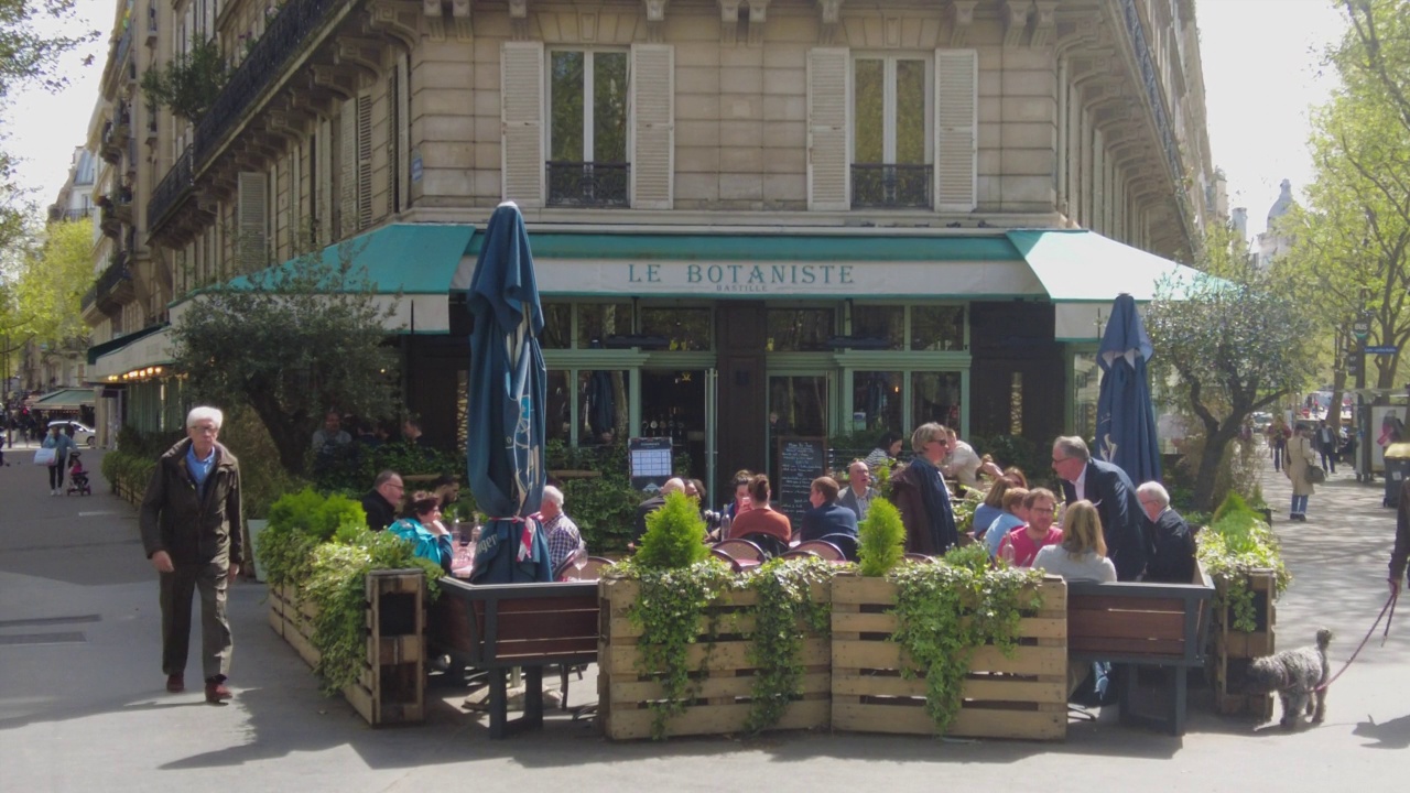 人们坐在巴黎café餐厅的露台上视频素材