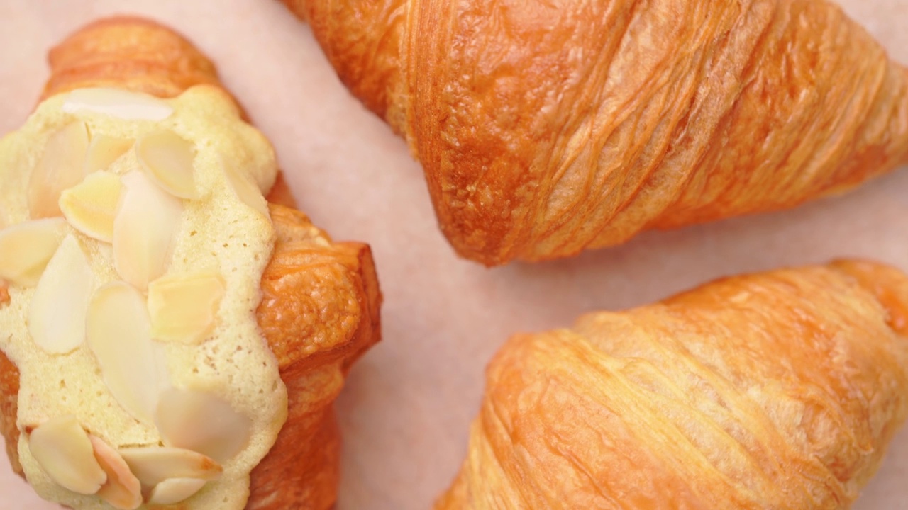 自制的面包房随时可以吃，法国脆牛角包的特写旋转俯视图为一个开胃的早餐。视频素材