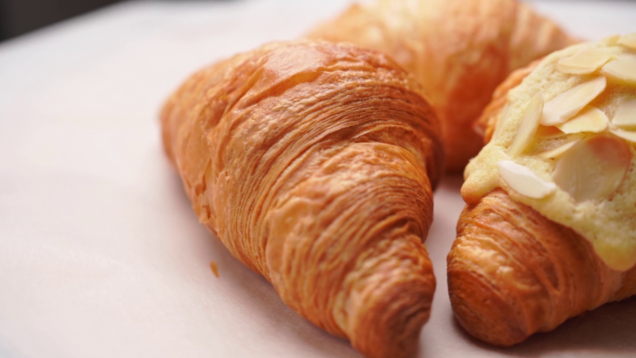 自制的面包房随时可以吃，法国脆牛角包的特写镜头轮流作为开胃的早餐。视频素材