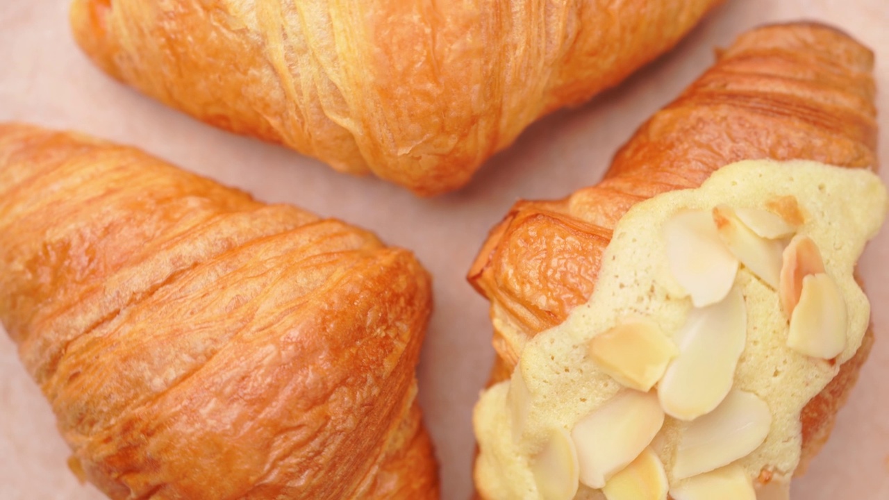4k视频，自制的面包现成吃，法国脆牛角包的特写旋转俯视图为开胃的早餐。视频素材