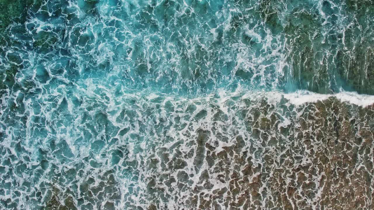 无人机拍摄的珊瑚礁和海洋中的海浪视频素材