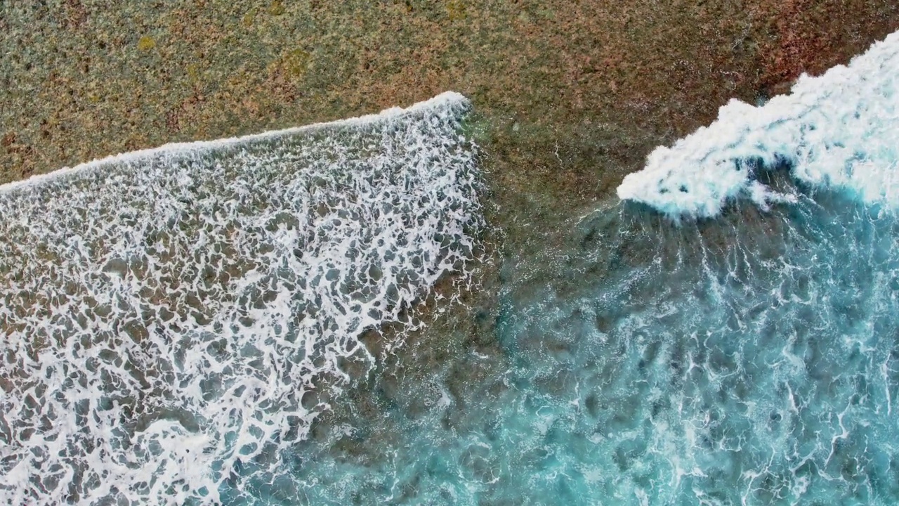 无人机拍摄的珊瑚礁和海洋中的海浪视频素材