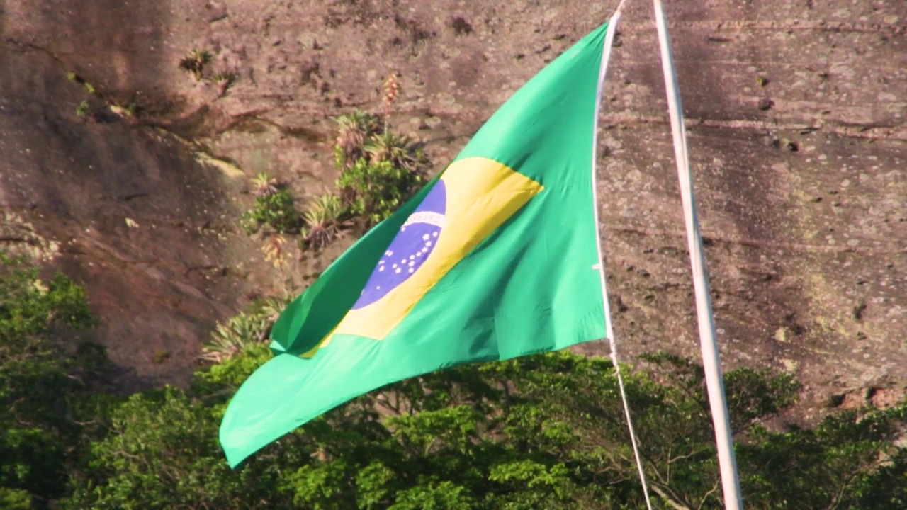 巴西国旗在户外，里约热内卢视频下载