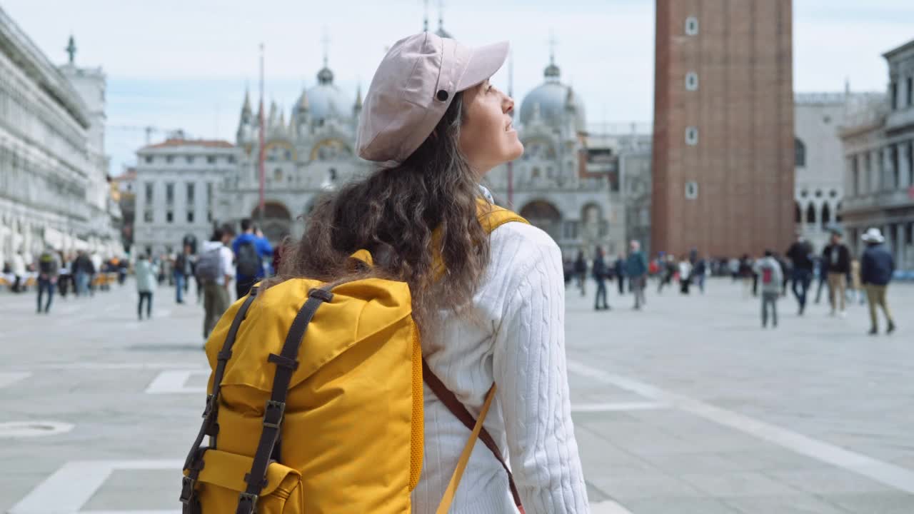 女人在度假时发现威尼斯。圣马可广场。视频下载