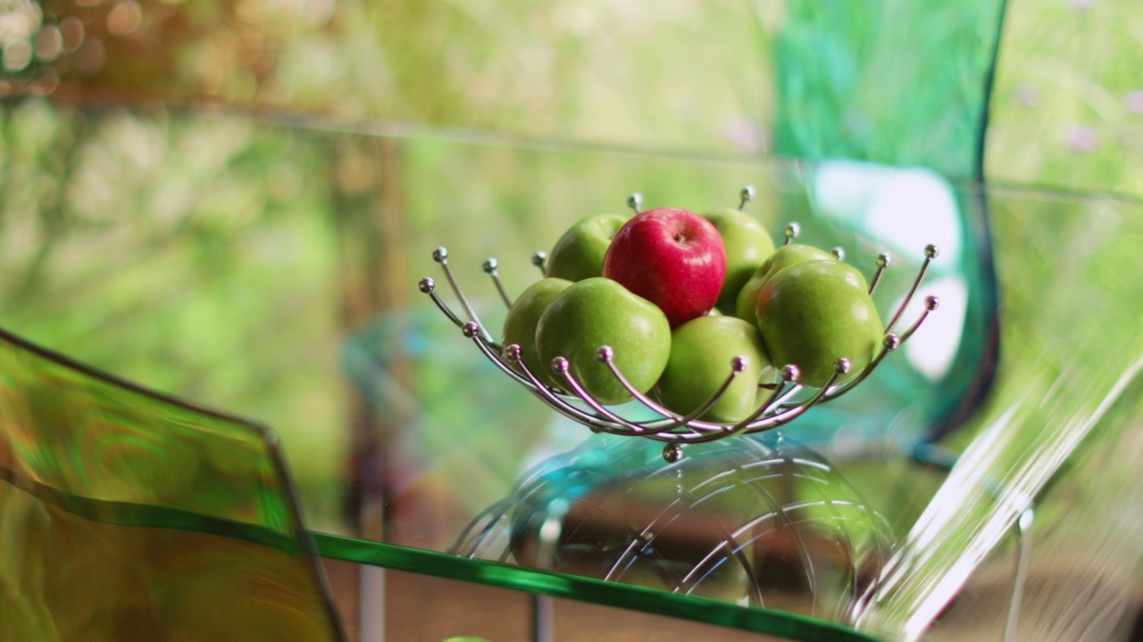 红色和绿色的苹果在水果篮在透明的玻璃桌子视频素材