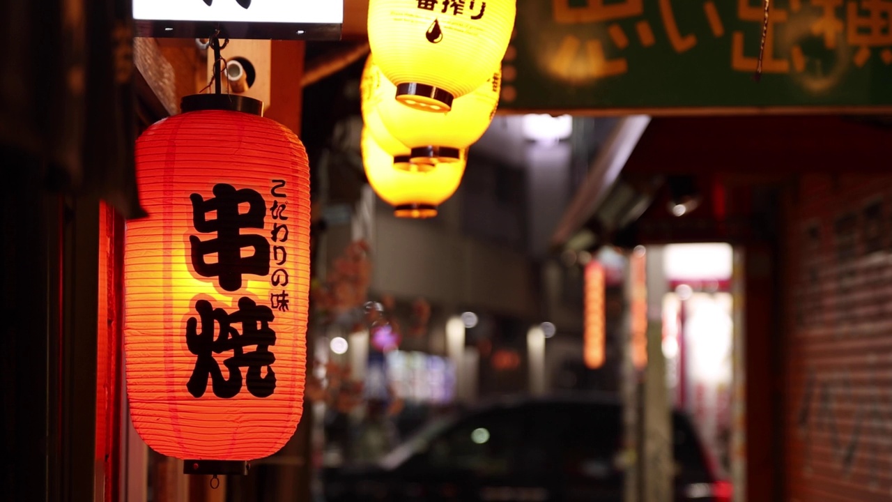 新宿下雨天手持式夜灯特写视频素材
