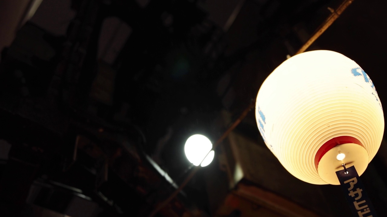 新宿下雨天手持式夜灯特写视频素材