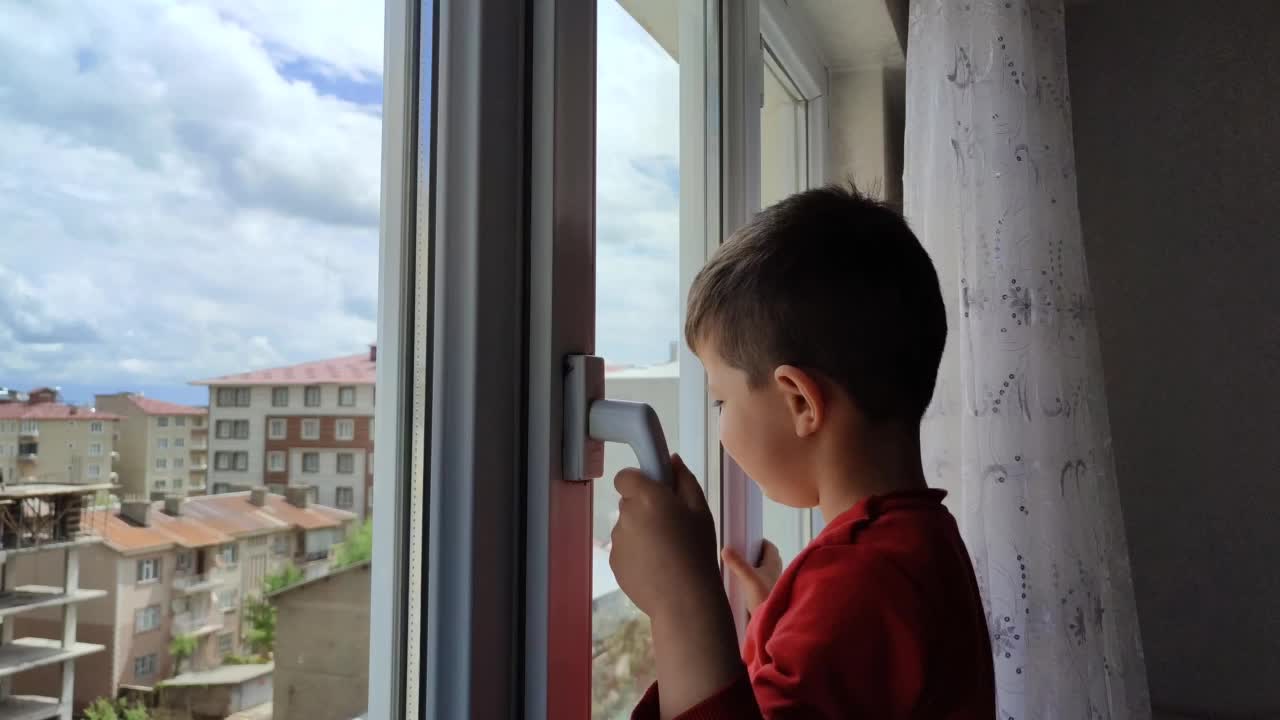 男孩看着窗外视频下载