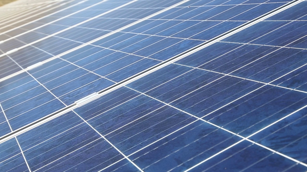 太阳能发电厂的太阳能电池板视频素材