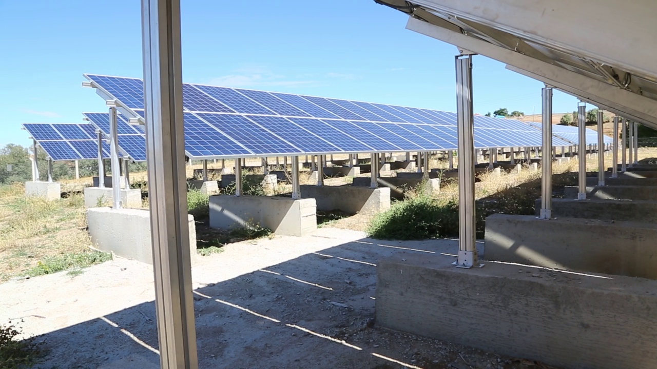 太阳能发电厂的太阳能电池板视频素材