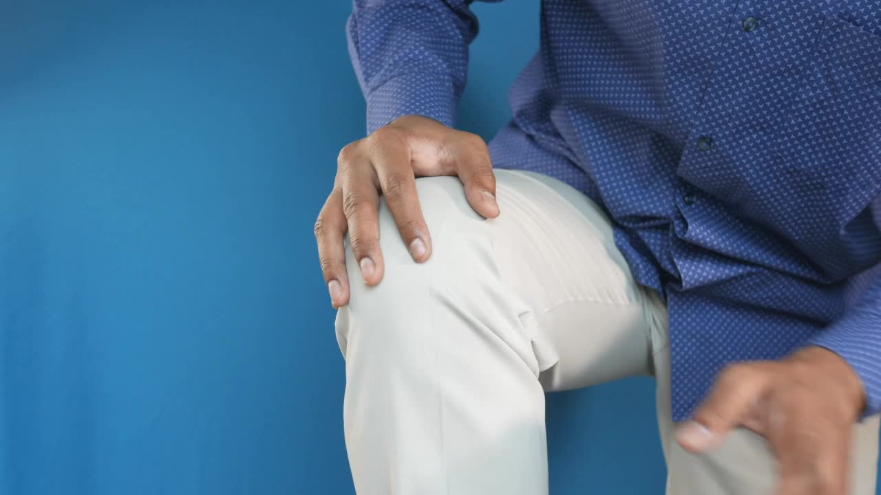 这是一名男子膝盖疼痛的特写镜头视频素材