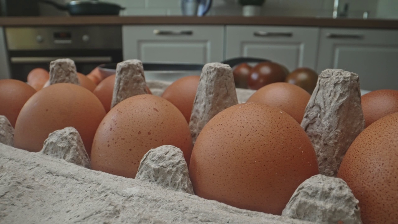 厨房桌子上的生鸡蛋包装。视频素材
