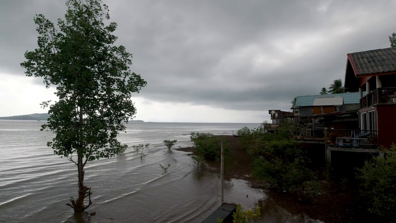 泰国渔村上空的热带季风视频素材