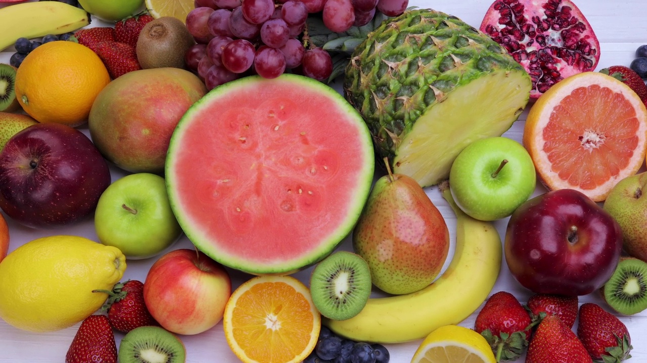 白色餐桌上搭配新鲜水果健康饮食视频下载