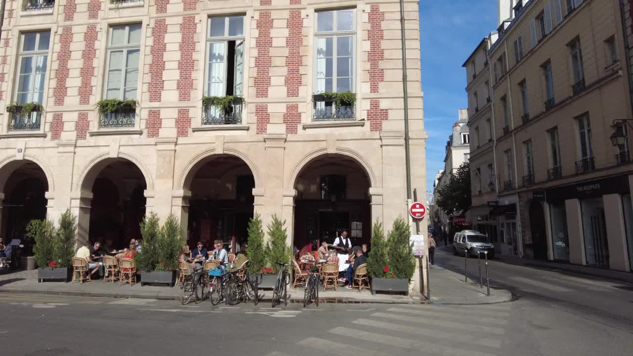 巴黎，人们坐在咖啡馆和餐厅的露台上视频素材