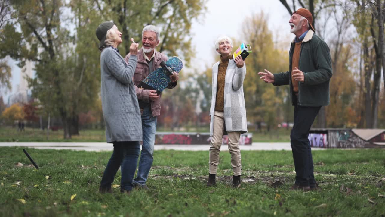 快乐的老年夫妇在公园里玩得很开心视频素材