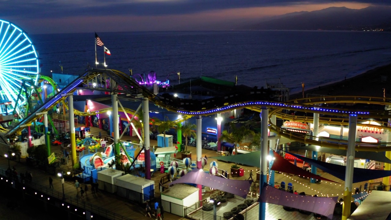 无人机拍摄的夜间Santa Monica码头过山车4K 24FPS视频下载