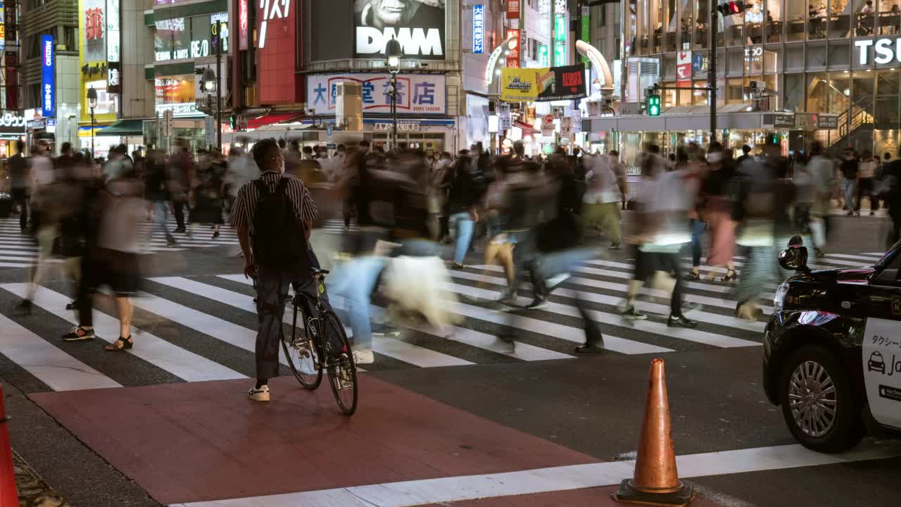 东京夜间涉谷十字路口的延时视频视频素材
