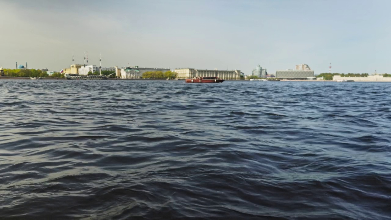 小船在水面上映衬着城市的风景、波涛视频下载