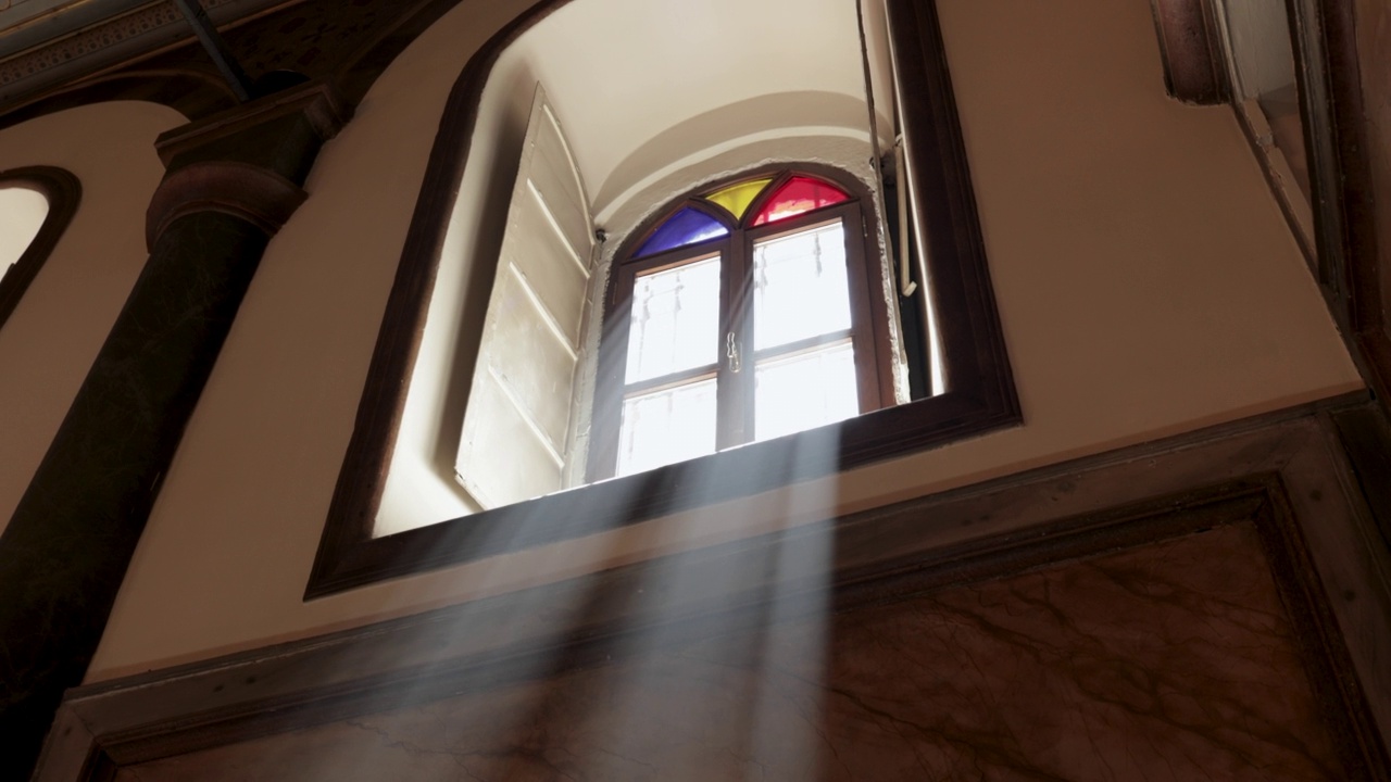 土耳其伊斯坦布尔，希腊东正教大牧首区内，光线透过教堂的彩色玻璃窗视频下载