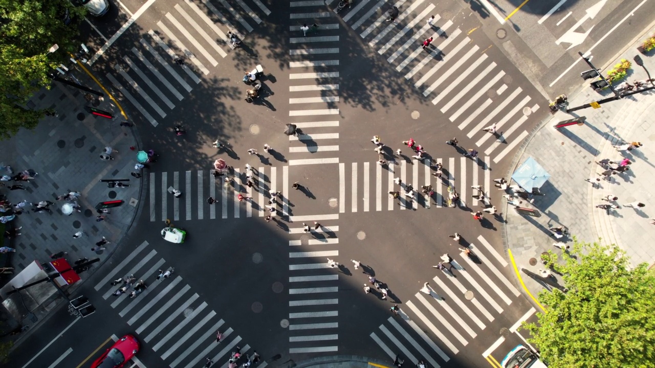 T/L无人机俯瞰城市街道交叉口视频素材