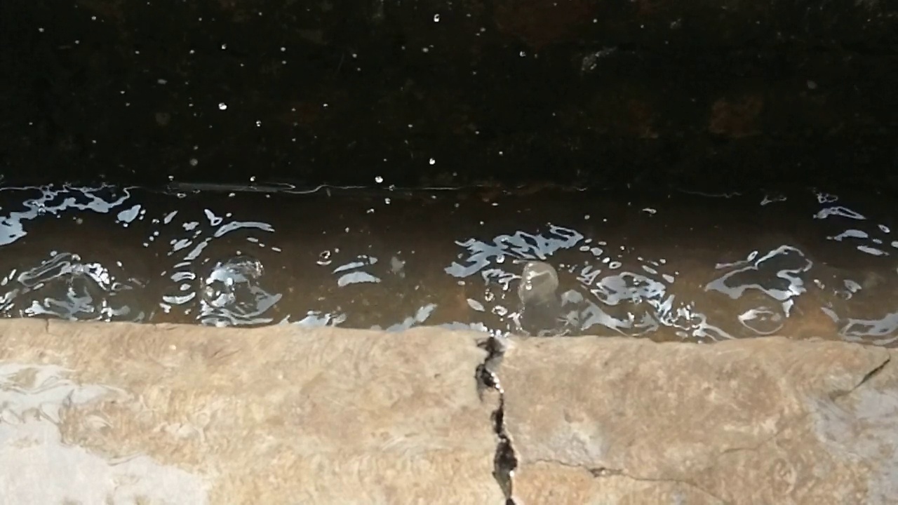 慢鏡頭雨滴落在下水道里視頻素材