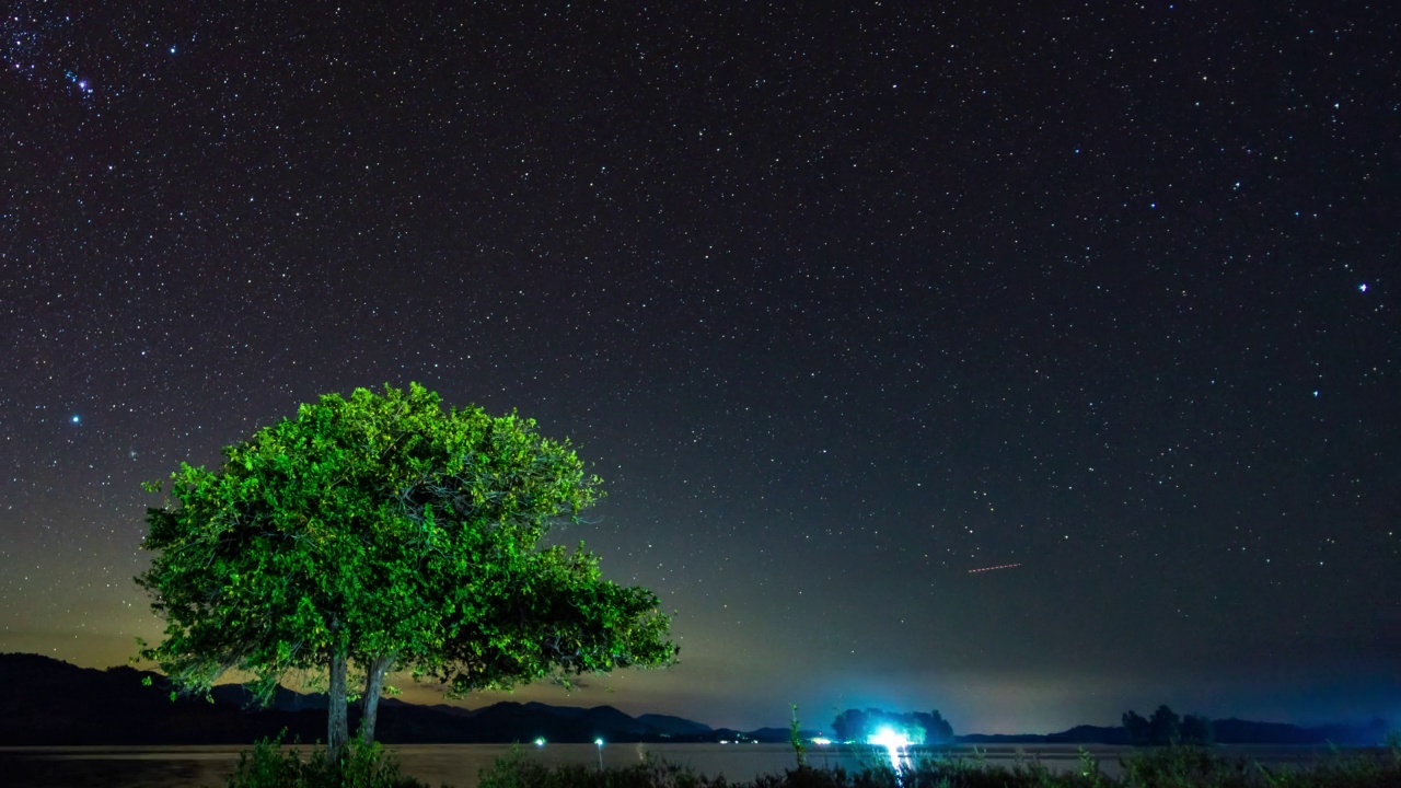 黄昏到夜晚的时间推移视频孤独的树在小岛与星空，星空和银河系，时间推移视频视频素材