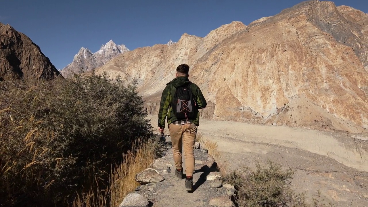 走在喜马拉雅山口上的人视频素材