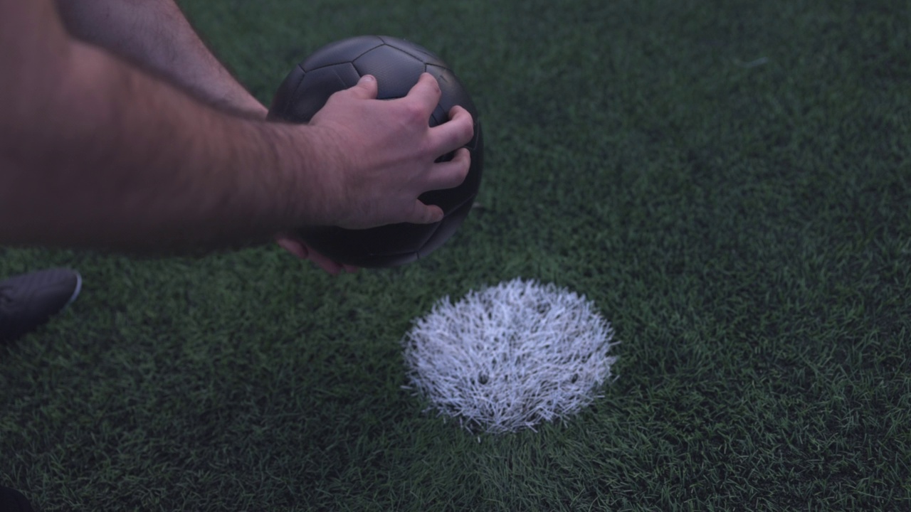 一个足球运动员正要踢点球视频素材